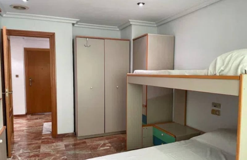 Location longue durée d’un duplex spacieux, 210 m², avec 4 chambres et une cheminée, Elche, Espagne